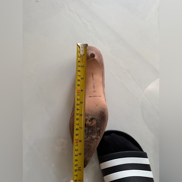 Manolo Blahnik
suede pointed toe pumps 50mm - Picture 9 of 9